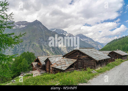 Maisons traditionnelles en bois dans le village de Taesch, au-dessus de Zermatt, la célèbre destination touristique dans le canton du Valais, Wallis, Suisse Banque D'Images