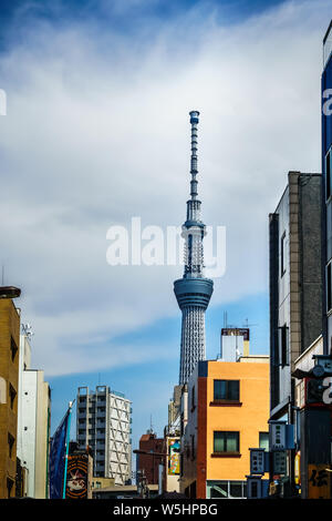 Tokyo, Japon - 11 mai 2019 : Très belle vue du ciel arbre près de Temple Sensoji. L'Asakusa Sensoji est attraction principale, un temple bouddhiste très populaire. Banque D'Images