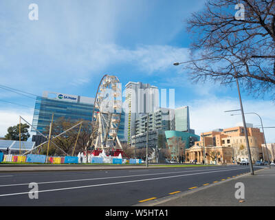 Avis d'une grande roue au Square Victoria dans le cadre du festival à patiner à pendant l'hiver à Adélaïde, Australie Banque D'Images