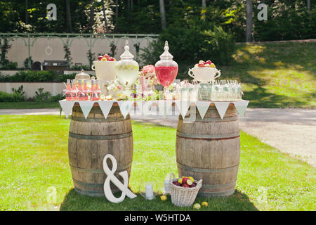 Schioss Wartholz, Autriche - 14 juin 2014 : Photo avec pique-nique décoration de vacances avec de grandes bouteilles de limonade et des cocktails organisés sur deux larg Banque D'Images