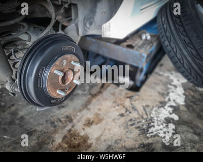 La roue de voiture prendre l'ensemble de frein tambour montrer. changer le pneu. Banque D'Images