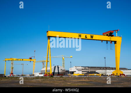 Photo inédit en date du mardi 23 juillet. Samson et Goliath, les deux grues à portique situé dans la construction navale Harland & Wolff, chantier naval à l'île de la Reine, Belfast, Irlande du Nord. Banque D'Images