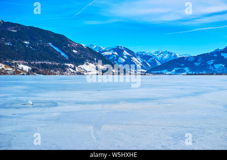 À pied du parc Elisabeth et regarder le lac Zeller See congelé, situé dans la vallée de la montagne alpine, Zell am See, Autriche Banque D'Images