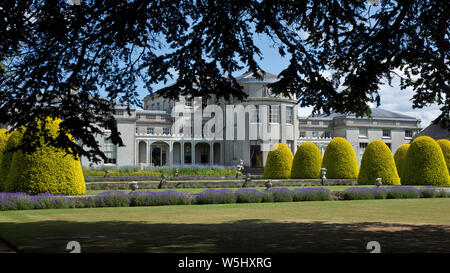 Shugborough hôtel particulier avec l'If clippé orné dômes fontaine à eau sur le gravier chemin qui mène à la maison à la fin de l'été Cannock Chase Salon Milford St Banque D'Images