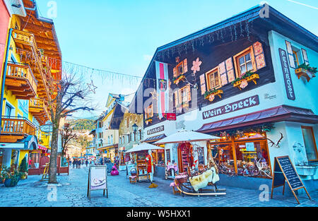 ZELL AM SEE, Autriche - 28 février 2019 : les boutiques de souvenirs et les magasins touristiques sont décorées de guirlandes, de drapeaux, des lanternes et des exemples de leurs goo Banque D'Images