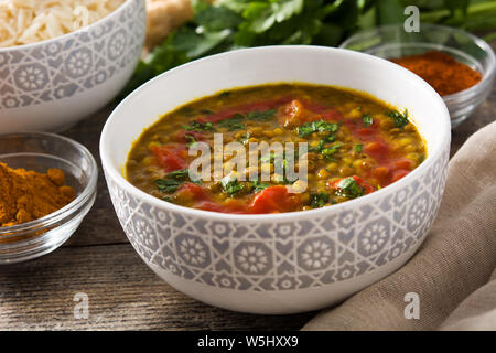 Soupe aux lentilles indiennes dal (dhal) dans un bol sur la table en bois Banque D'Images