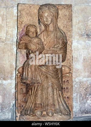 Italie Abruzzes Sulmona Cathédrale de San Panfilo Crypt - Vierge et l'enfant, bas-relief en pierre polychrome du 12ème siècle, appelé 'Madonna delle Fornaci', qui serait issu du Borgo Pinciaro dans le secteur ouest de la ville, où il y avait des fours pour la production de carreaux Banque D'Images