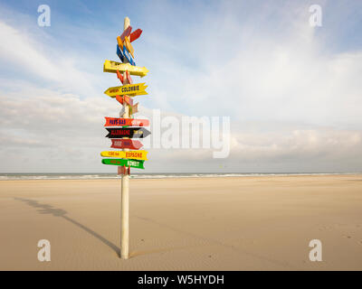 Panneau avec les directions vers des destinations internationales à la plage de Berck-Plage, France Banque D'Images