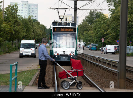 29 juillet 2019, Brandenburg, Potsdam : le premier tram Combino 400 autonome "Perugia" effectue un test sur la ligne entre le dépôt de la Stadtwerke Verkehrsbetrieb Potsdam (ViP) et la boucle tournant Gaußstraße et freins pour fins de démonstration près de l'Johannes-Kepler-Platz s'arrête automatiquement devant un homme avec une poussette rouge. Pour des raisons de sécurité, un conducteur est assis dans la cabine lors des tests de conduite qui peuvent intervenir dans le processus de conduite. Les passagers n'étaient pas autorisés à embarquer à l'arrête. Le maire de la ville et le digital coordonnateur du pays se sont informés sur le projet au cours de Banque D'Images