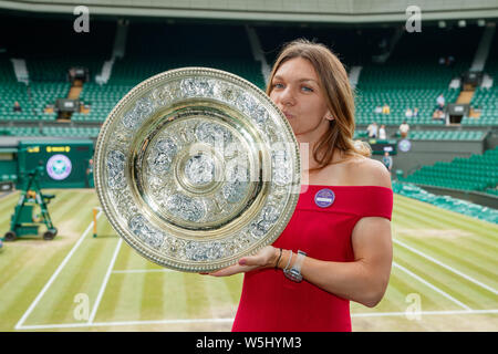 : Simona (ROU) avec le simple dames de Wimbledon 2019 Trophy sur le Court Central à l'All England Lawn Tennis Club, Wimbledon. Banque D'Images