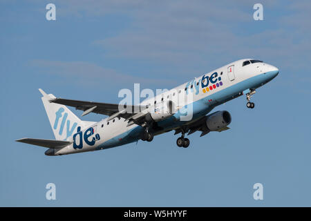 Un Flybe Embraer ERJ-175STD décolle de l'Aéroport International de Manchester (usage éditorial uniquement) Banque D'Images