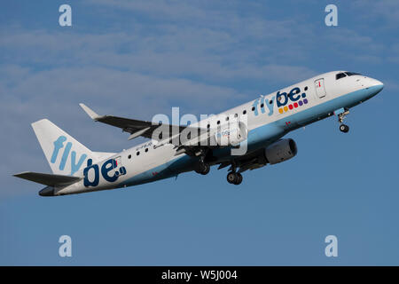 Un Flybe Embraer ERJ-175STD décolle de l'Aéroport International de Manchester (usage éditorial uniquement) Banque D'Images