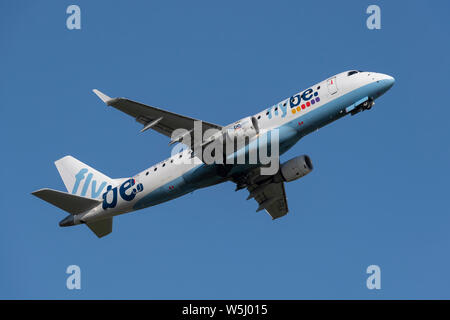 Un Flybe Embraer ERJ-175STD décolle de l'Aéroport International de Manchester (usage éditorial uniquement) Banque D'Images
