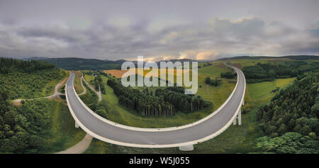 Vue aérienne de la vallée de la Ruhr comme Bermecke pont panorama. La construction de la nouvelle autoroute 46 dans la section Velmede à Nuttlar. Niché dans la verte Banque D'Images