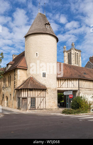 Entrée et tour de l'Hôtel du Petit Louvre, bâtiment hébergeant le centre culturel "Centre pour l'UNESCO Louis François" à Troyes, France. Banque D'Images