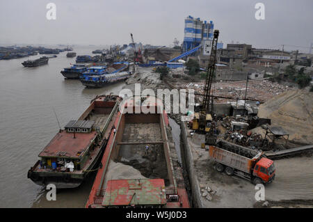 L'activité sur le chaland chargé de Yangtse et canaux près de Nantong, Chine Banque D'Images