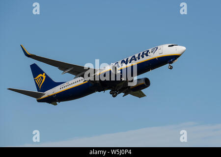Un Boeing 737-800 de Ryanair décolle de l'Aéroport International de Manchester (usage éditorial uniquement) Banque D'Images