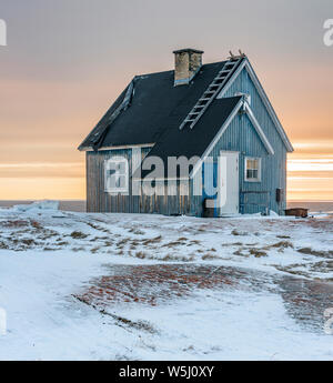 Une maison abandonnée dans le village Inuit de ting Oqaatsut, ouest du Groenland Banque D'Images