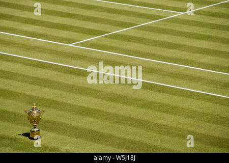 Le Gentlemen's des célibataires Trophy sur le Court central du tournoi de Wimbledon Banque D'Images