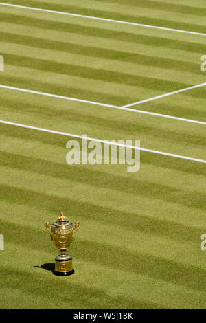 Le Gentlemen's des célibataires Trophy sur le Court central du tournoi de Wimbledon Banque D'Images