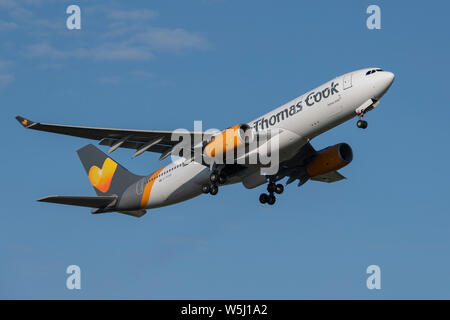 Un Thomas Cook Airlines Airbus A330-200 décolle de l'Aéroport International de Manchester (usage éditorial uniquement) Banque D'Images