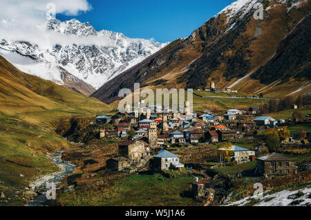 Svanetian Towers dans Ushguli en automne. L'un des plus hauts villages habités en Europe. Caucase, Upper Svaneti, Géorgie.. UNESCO World Heritage Site. Banque D'Images