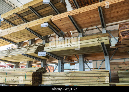 Étagères avec des planches au magasin de matériaux de construction Banque D'Images