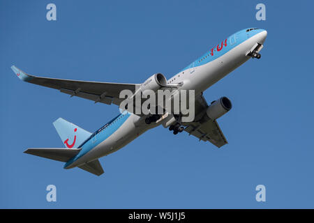 Un Boeing 767-300 TUI Airways décolle de l'Aéroport International de Manchester (usage éditorial uniquement) Banque D'Images