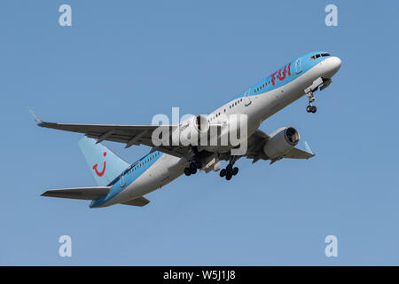 Un TUI Airways Boeing 757-200 décolle de l'Aéroport International de Manchester (usage éditorial uniquement) Banque D'Images