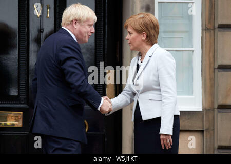 Edimbourg, Ecosse. UK. 29 juillet 2019. Le Premier ministre britannique Boris Johnson et Premier Ministre de l'Écosse Nicola Sturgeon en dehors de Bute House, Edinburgh Crédit : Andrew Eaton/Alamy Live News