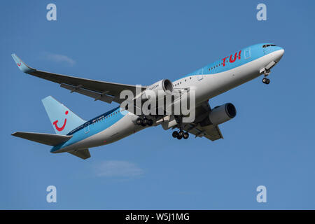 Un Boeing 767-300 TUI Airways décolle de l'Aéroport International de Manchester (usage éditorial uniquement) Banque D'Images