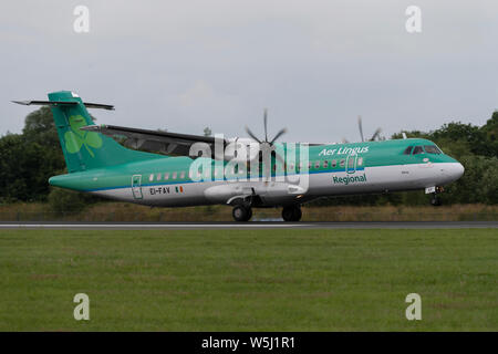 Un Aer Lingus Regional ATR 72-600 atterrit à l'Aéroport International de Manchester (usage éditorial uniquement) Banque D'Images