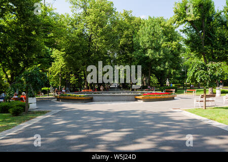 BURGAS, BULGARIE - Juillet 6, 2019 : Burgas Jardin de la mer en été. Fontaine dans le parc. Banque D'Images