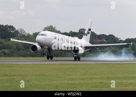 Un Airbus A320-200 Finnair atterrit à l'Aéroport International de Manchester (usage éditorial uniquement) Banque D'Images