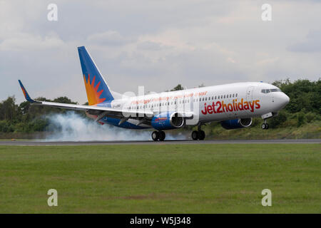 Un Boeing 737-800 Jet2 atterrit à l'Aéroport International de Manchester (usage éditorial uniquement) Banque D'Images