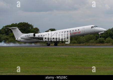 Un Embraer 145 Loganair atterrit à l'Aéroport International de Manchester (usage éditorial uniquement) Banque D'Images