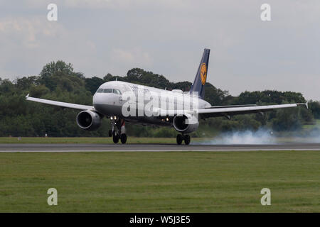 Un Airbus A320-200 de la Lufthansa atterrit à l'Aéroport International de Manchester (usage éditorial uniquement) Banque D'Images