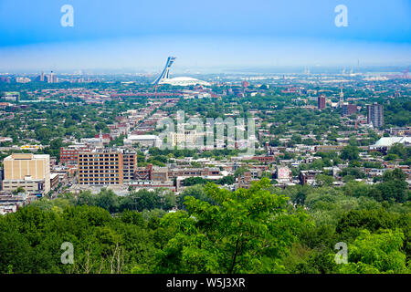 Skyline avec 1976 Stade olympique de Montréal, Québec, Canada, le vieux Montréal, voir des bâtiments et gratte-ciel dans la grande ville française et anglaise. Banque D'Images