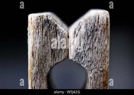 Weathered Wooden peg clothespin, isolé sur fond blanc Banque D'Images