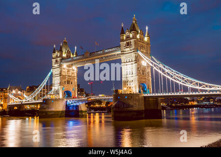 Allumé le Tower Bridge juste après le coucher du soleil Banque D'Images