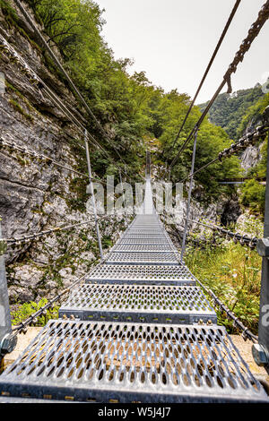 Italie Friuli Barcis vieille Route du Val Cellina - Pont de l'Himalaya - Parc Naturel du Dolomiti Friulane Banque D'Images