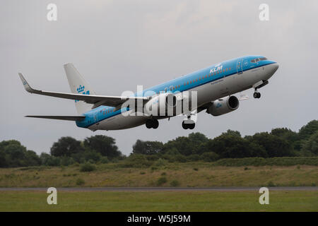 Un Boeing 737-800 KLM décolle de l'Aéroport International de Manchester (usage éditorial uniquement) Banque D'Images