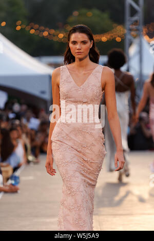 Montréal,Canada. Un modèle promenades sur la piste de l'Arti Gogna fashion show qui a eu lieu au cours de la mode et du Design Festival. Banque D'Images