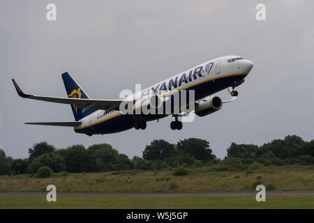 Un Boeing 737-800 de Ryanair décolle de l'Aéroport International de Manchester (usage éditorial uniquement) Banque D'Images