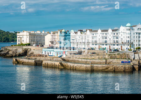 Vue côtière de Plymouth Hoe de Plymouth, dans le Devon, Angleterre, Royaume-Uni. Banque D'Images