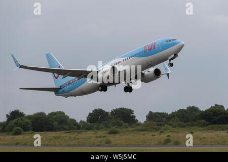 Un Boeing 737-800 TUI Airways décolle de l'Aéroport International de Manchester (usage éditorial uniquement) Banque D'Images