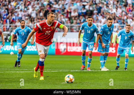 Saransk, Russie - 8 juin 2019. L'attaquant de l'équipe nationale de la Russie Artem Dzyuba effectuant un coup de pied de pénalité pendant l'UEFA Euro 2020 match de qualification Russie v Banque D'Images