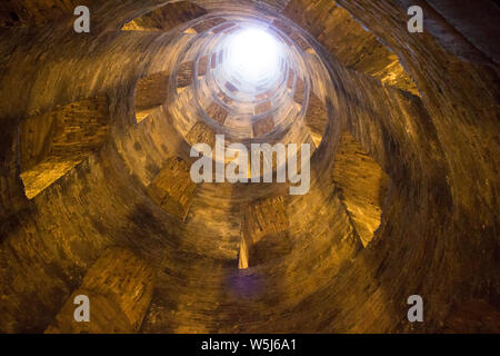 Le Pozzo di San Patrizio (Anglais : Saint Patrick's Well) est un bien historique (16ème siècle) à Orvieto, Ombrie, Italie centrale. Banque D'Images