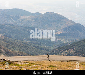 Homme qui court, à 2500m d'altitude, les montagnes de la Sierra Nevada, la saison d'été. Grenade, Andalousie, espagne. Banque D'Images