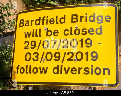 Grand Bardfield Essex UK le pont sur la rivière Pant est fermée pour travaux menant à des routes fermées détournements et des interdictions de stationnement. Certaines rues ont été nettoyées des voitures. Banque D'Images